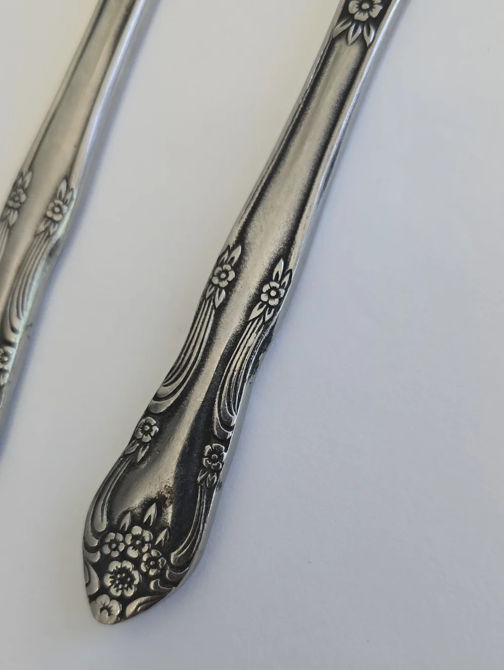 Vintage Rogers & Co Set Of 4 Korea Stainless Knives Floral Alexis 8 3/8